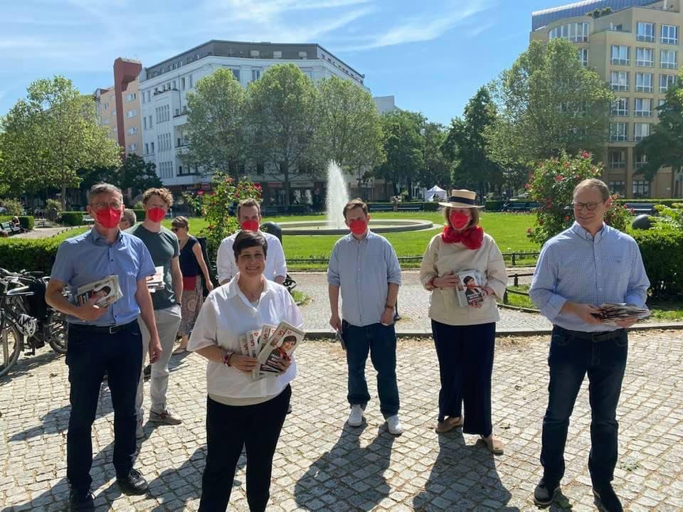 Michael Müller, Franziska Becker, Christian Gaebler und Genossinnen und Genossen am Wahlkampfstand